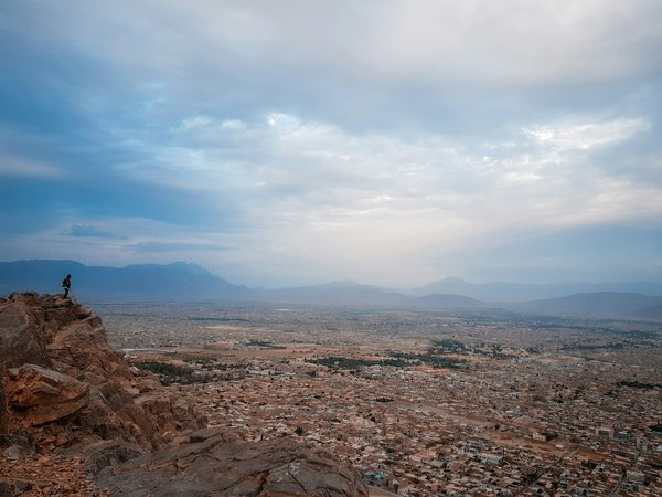 Quels sont les meilleurs itinéraires pour une randonnée de plusieurs jours dans les montagnes du Karakoram, Pakistan : équipements et conseils ?